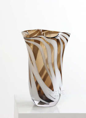 现代简约棕色条纹花瓣口花瓶样板间客厅餐厅桌面不规则软装饰摆件