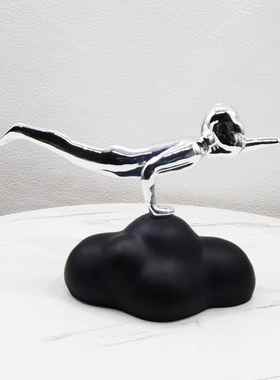 简约现代银色黑色树脂趣味云朵飞行员雕塑客厅电视柜样板房摆件