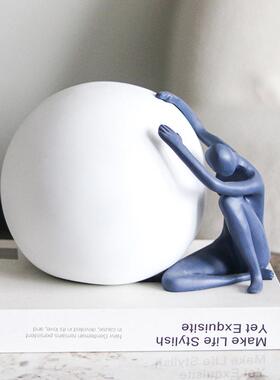 北欧轻摆奢坐姿抱球人物居件家客厅书房样板JNH房售楼处酒店装软