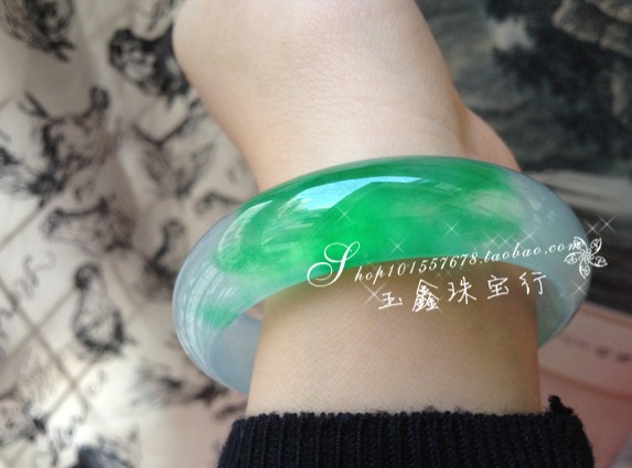 缅甸翡翠 货玉手镯正品天然冰种浅阳绿飘花女款女款玉镯子带证书 A 缅甸翡翠 货玉手镯正品天然冰种浅阳绿飘花女款女款玉镯子带证书 A