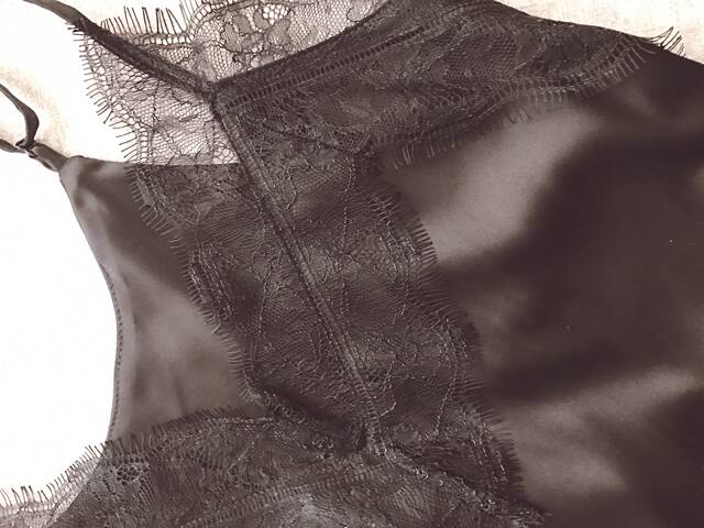 ຜ້າໄຫມສີດໍາ lace ຂະຫນາດໃຫຍ່ versatile ແບບ v-neck suspender