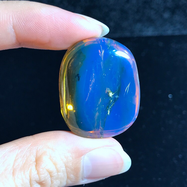 多米尼加蓝珀虫珀随形,天空蓝虫珀吊坠,4.15克