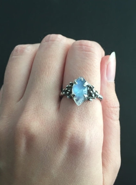 蓝色光月光石镶嵌戒指925纯银