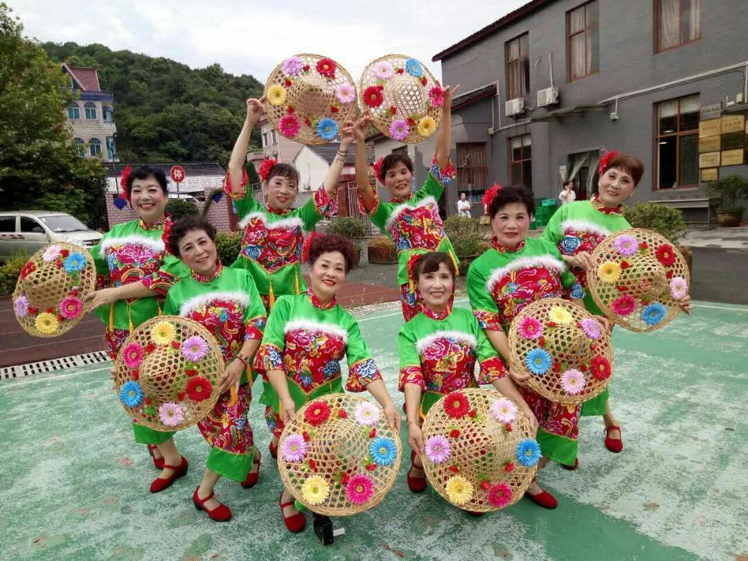 秧歌舞蹈服装中老年东北民族手绢舞演出服女扇子腰鼓舞蹈表演服装_虎窝淘