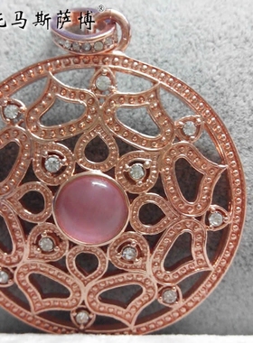 镀18K玫瑰金镶钻玫瑰石英镂空莲花圆牌大圆盘挂件-托马斯萨博新款