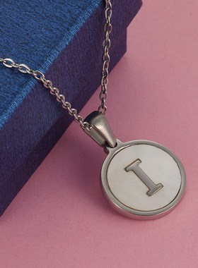 ins跨境钢色圆形贝壳不锈钢字母吊坠欧美钛钢英文V大写字母项链女