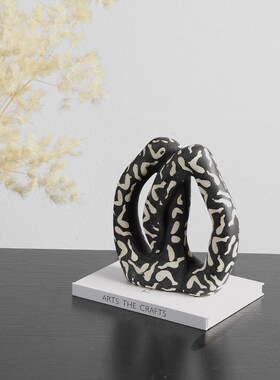 现代简约黑白几何抽象陶瓷套环家居摆件饰品客厅高级X感装饰工艺