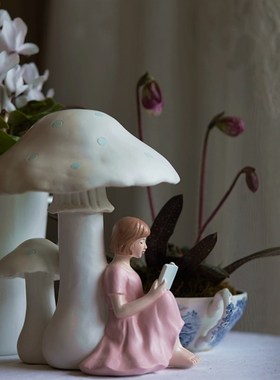 北欧树脂蘑菇女孩装饰摆件少女心桌面小摆件卧室房间女生书桌饰品