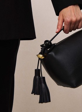 春夏长款皮革流苏项链女25新款轻奢小众设计高级感毛衣链包包挂件