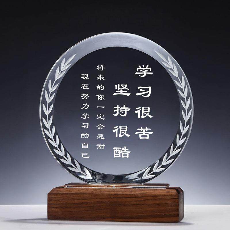定制鼓励志学生座右铭学习很苦坚持很酷人造水晶刻字实木桌面摆件