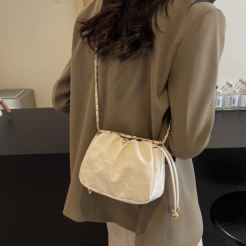 高颜值小众抽绳包包女2024新款流行百搭链条斜挎包单肩腋下水桶包,淘宝优惠券,粉丝福利购,淘宝优惠卷