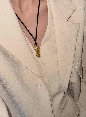 花生黑色长皮绳项链女款2024新款长款吊坠秋冬毛衣链高级挂绳长链