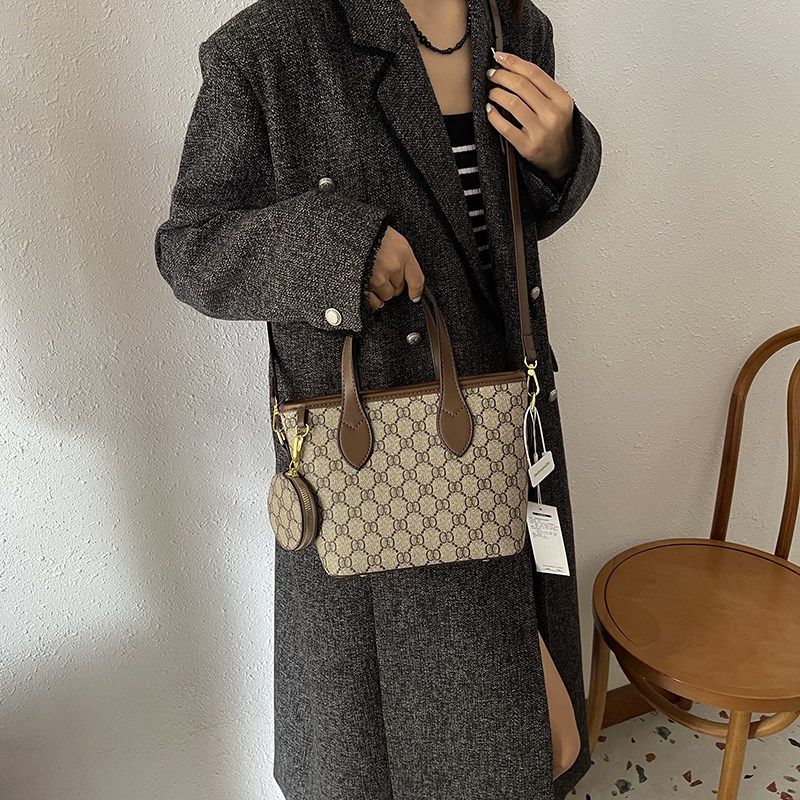 今年流行水桶菜篮子包包女2025新款斜跨小包印花质感单肩手提女包,淘宝优惠券,粉丝福利购,淘宝优惠卷