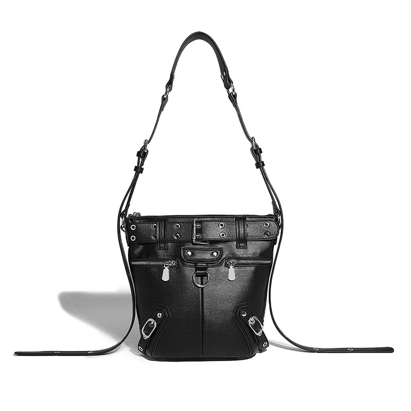 UR时尚重工铆钉机车包女2023新款小众高级感水桶包百搭单肩斜挎包,淘宝优惠券,粉丝福利购,淘宝优惠卷