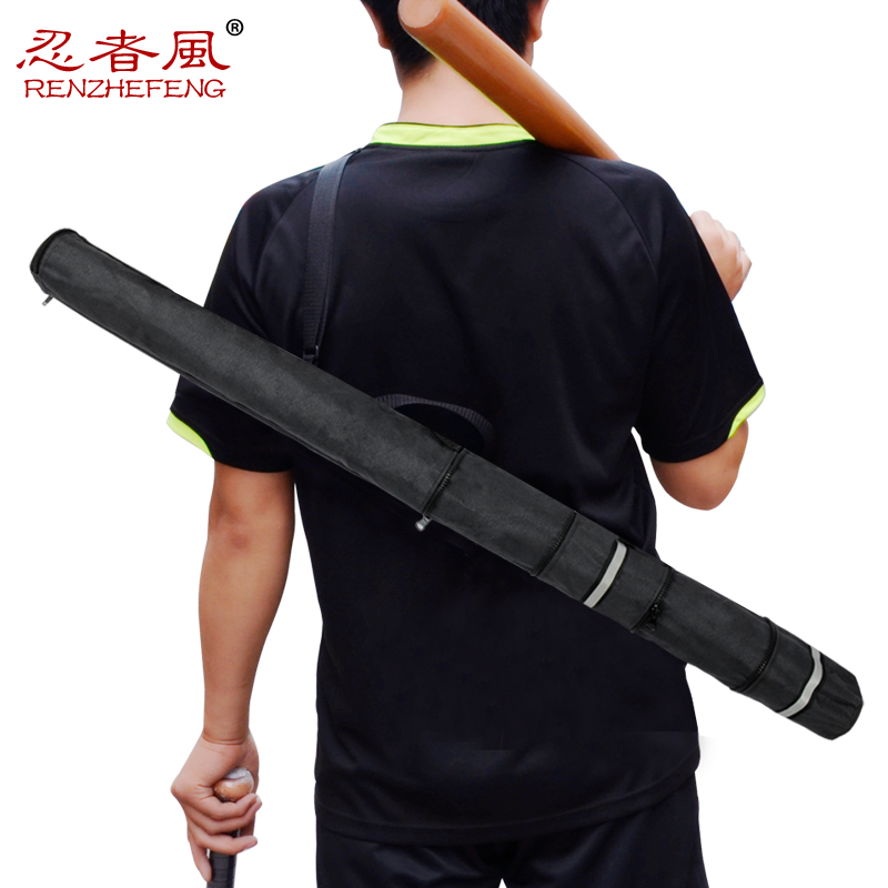 мужчина с бейсбольной битой. биту можно носить. биту можно носить. как носить с собой биту. биту можно носить.