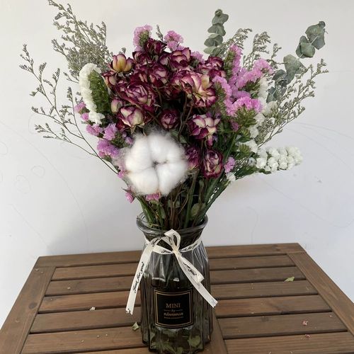 Смешанная роза -высушенная цветочная букет содержит ваза