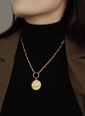 珍珠项链女圆牌吊坠轻奢铜镀真金欧美小众设计感复古精致毛衣链