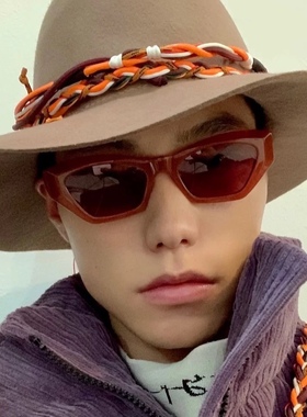 高级轻奢黑墨镜装饰宽出游辣妹