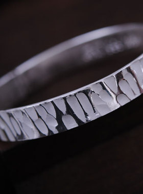 年轻款树皮纹饰品送女友纯银手镯