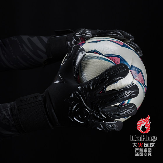 Halo goalkeeper top with pure black one-touch goalkeeper gloves