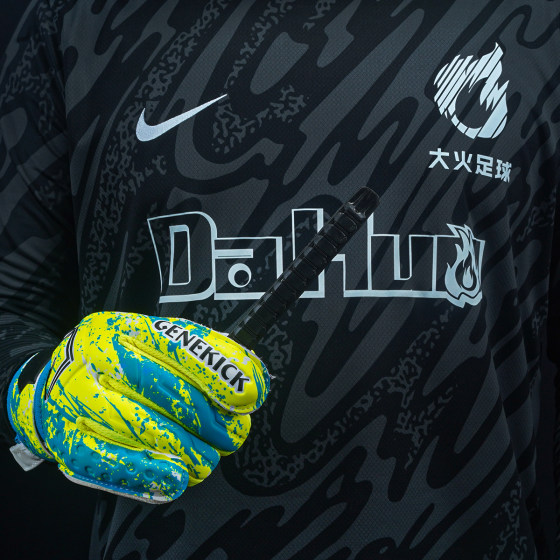 GENEKICK goalkeeper gloves with removable finger guards