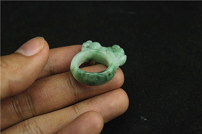 Glutinous green floating green attracts wealth Pixiu ring jade free shipping