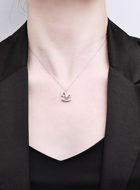 童话小木马项链女可爱文艺甜酷创意锁骨链银莫桑石项坠高级感纯银
