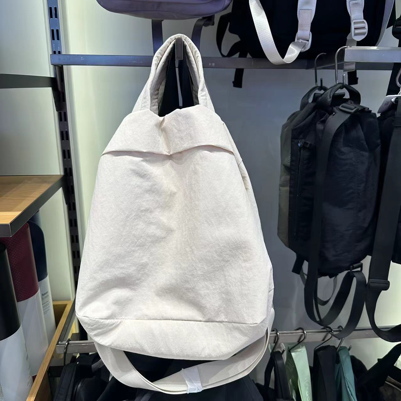 lululemon On My Level Bag女士单肩斜挎背包 19L容量 30*24*3-图1