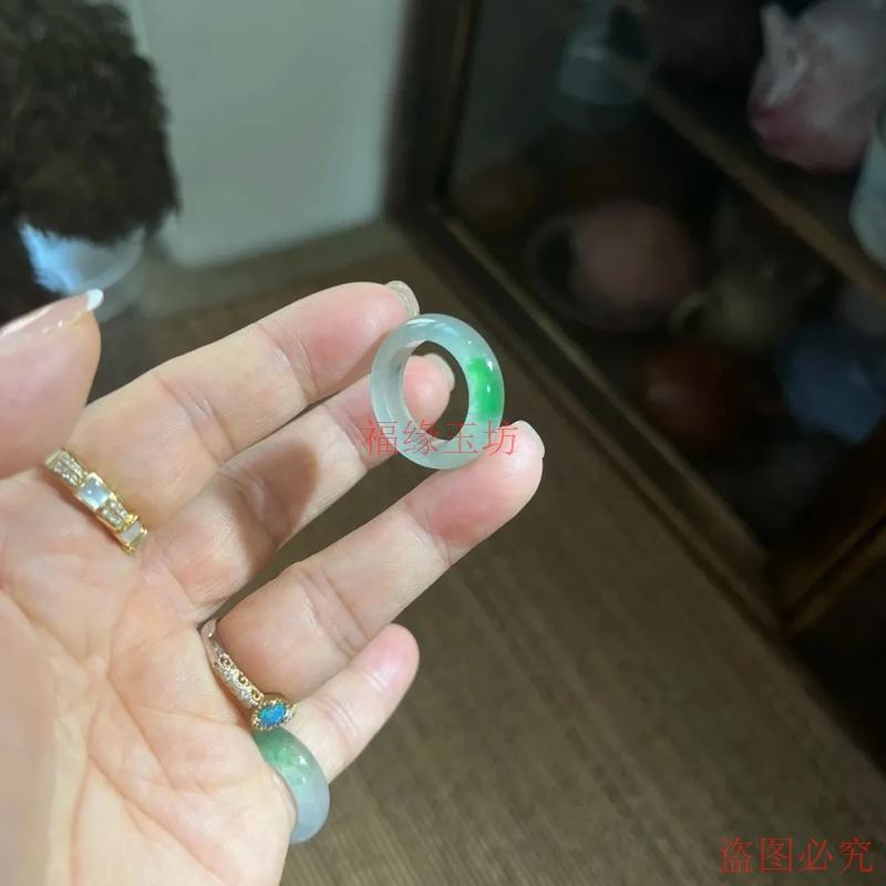 Fine emerald-colored Dulong jade ring, ice type Piaoyang green jade ring, ice green ring, men's and women's hand accessories