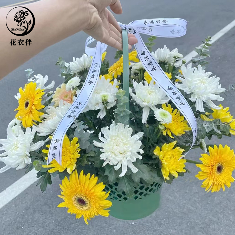 清明祭祀上坟手提塑料小花篮插花花圈扫墓白黄菊花鲜花清明节花束 - 图0