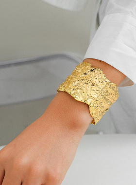 不规则凹凸面宽版手镯