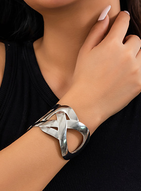 时尚个性镂空八字扣宽版金属手镯