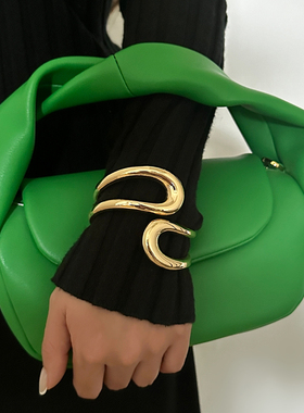 弹簧式双层光面手镯女 2025年冬季时尚嘻哈模特舞台走秀搭配饰品