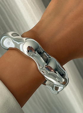 开口几何不规则光面波浪手镯 2025冬小众设计感模特走秀搭配饰品