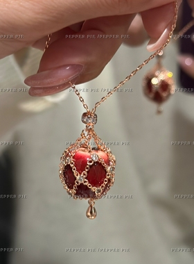 辣椒派 定制玫瑰金蕾丝镶钻网兜红苹果毛衣长链女 圣诞风项链钛钢