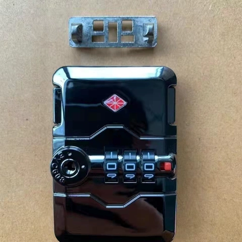 Универсальный чемодан, замок, аксессуары