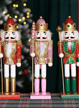 圣诞节情侣胡桃夹子摆放粉色桌面