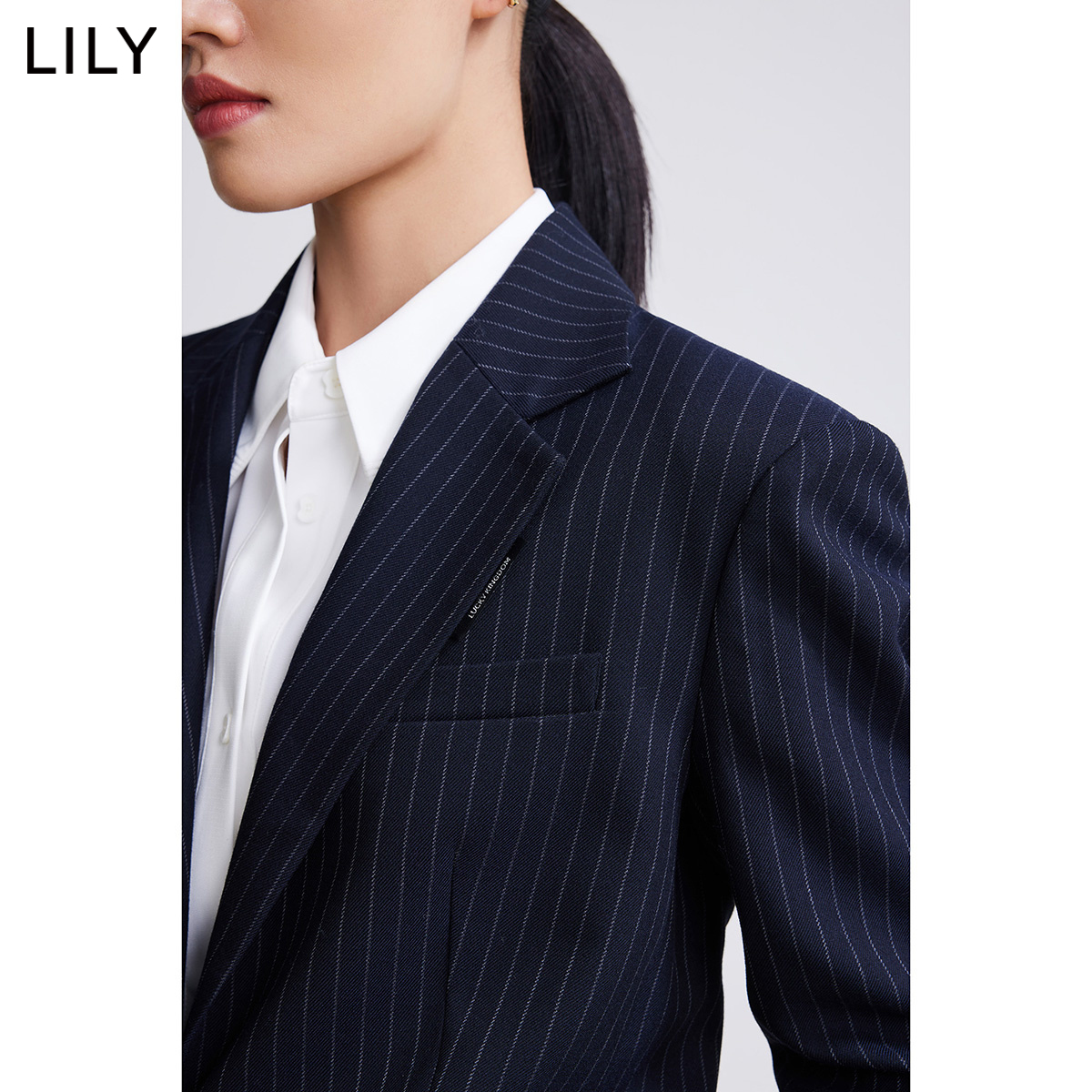 【商场同款】LILY2022春新款女装时尚一粒扣经典条纹修身西装外套 - 图2