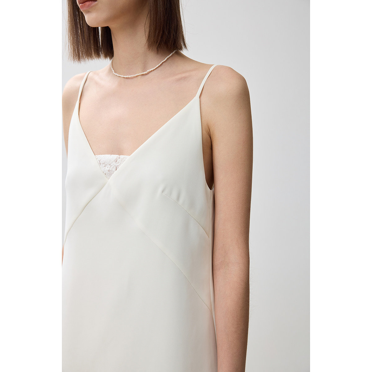 【商场同款】LILY新款摩登蕾丝设计感吊带连衣裙V领小白裙,淘宝优惠券,粉丝福利购,淘宝优惠卷