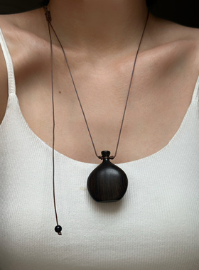 小众设计黑色木香囊木质酒壶吊坠项链女复古文艺中国风毛衣链配饰