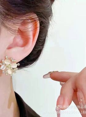 Snowflake earrings猫眼石水钻雪花耳环女韩国网红时尚感短款耳钉