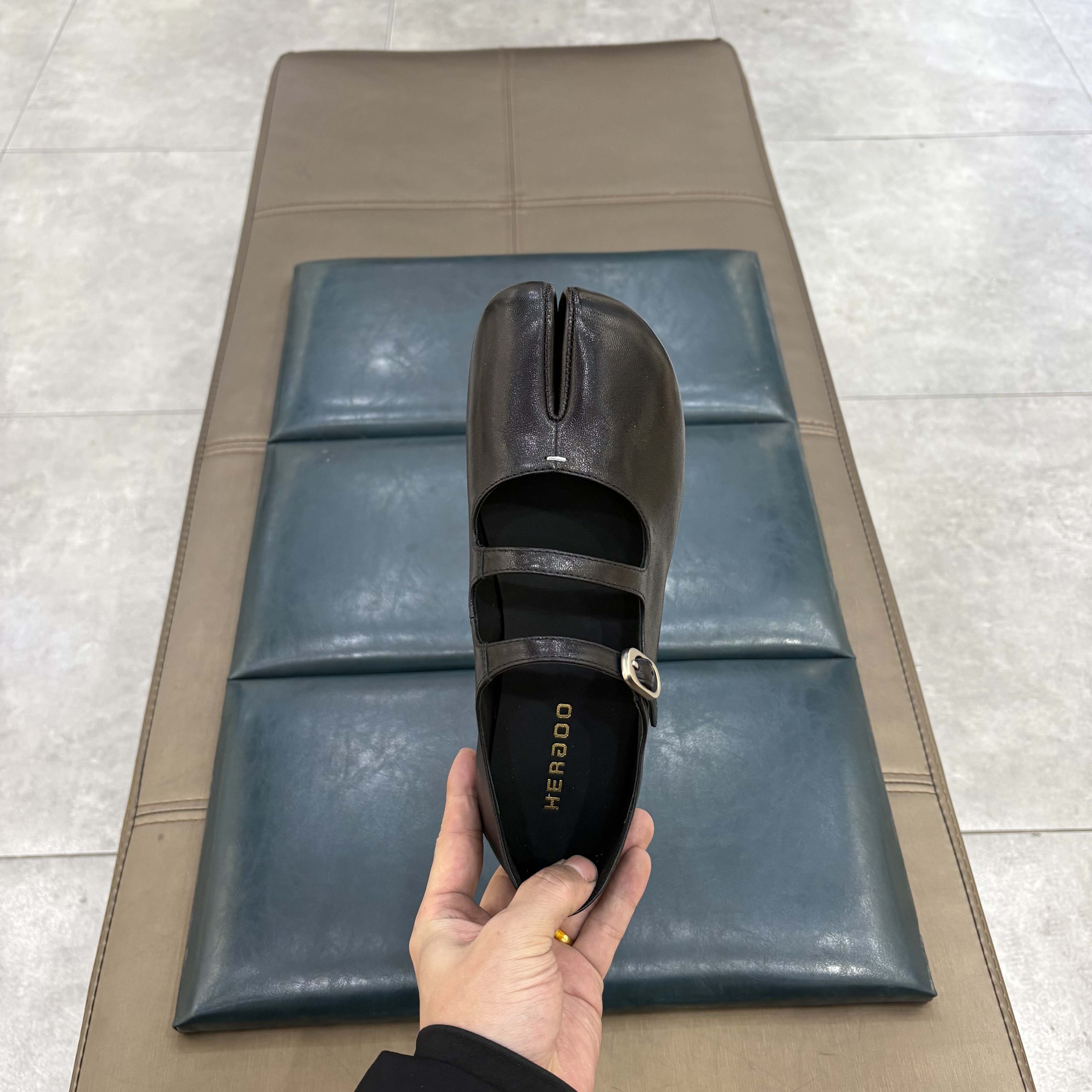 赫谷女鞋2026年新款猪蹄分趾鞋双一字平底浅口单鞋女皮鞋,淘宝优惠券,粉丝福利购,淘宝优惠卷