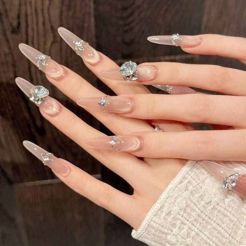 艺禾穿戴甲【冰茶香槟】爆闪反法式微笑猫眼9堆钻轻奢长款美甲贴 - 图0