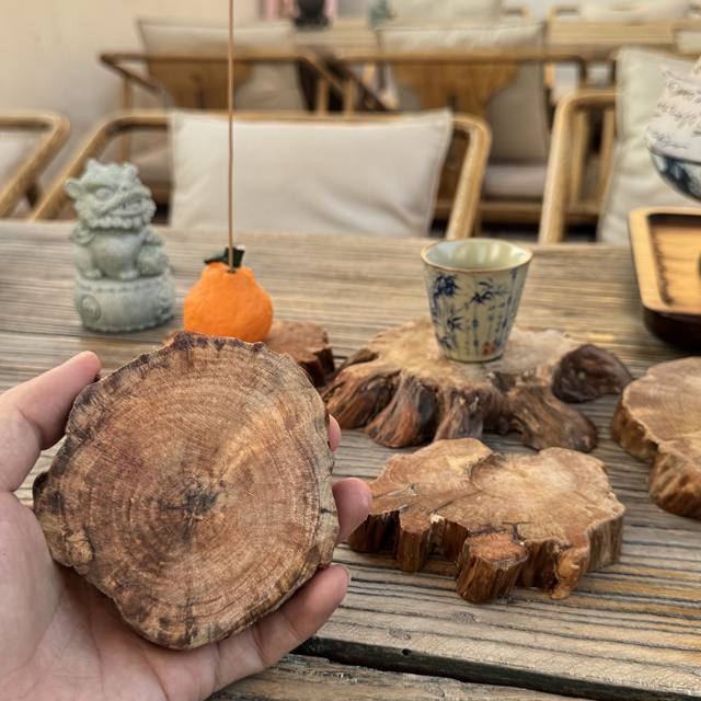 Wabi-sabi wind log growth ring agarwood chip natural-shaped coaster anti-scalding heat-insulating coaster comes with woody photography props