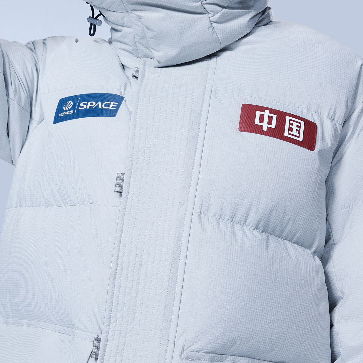 波司登男女同款一手长中款可脱卸帽太空系列轻盈抗静电羽绒服