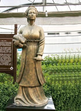 纺织始祖黄道婆雕塑妇女织布民俗