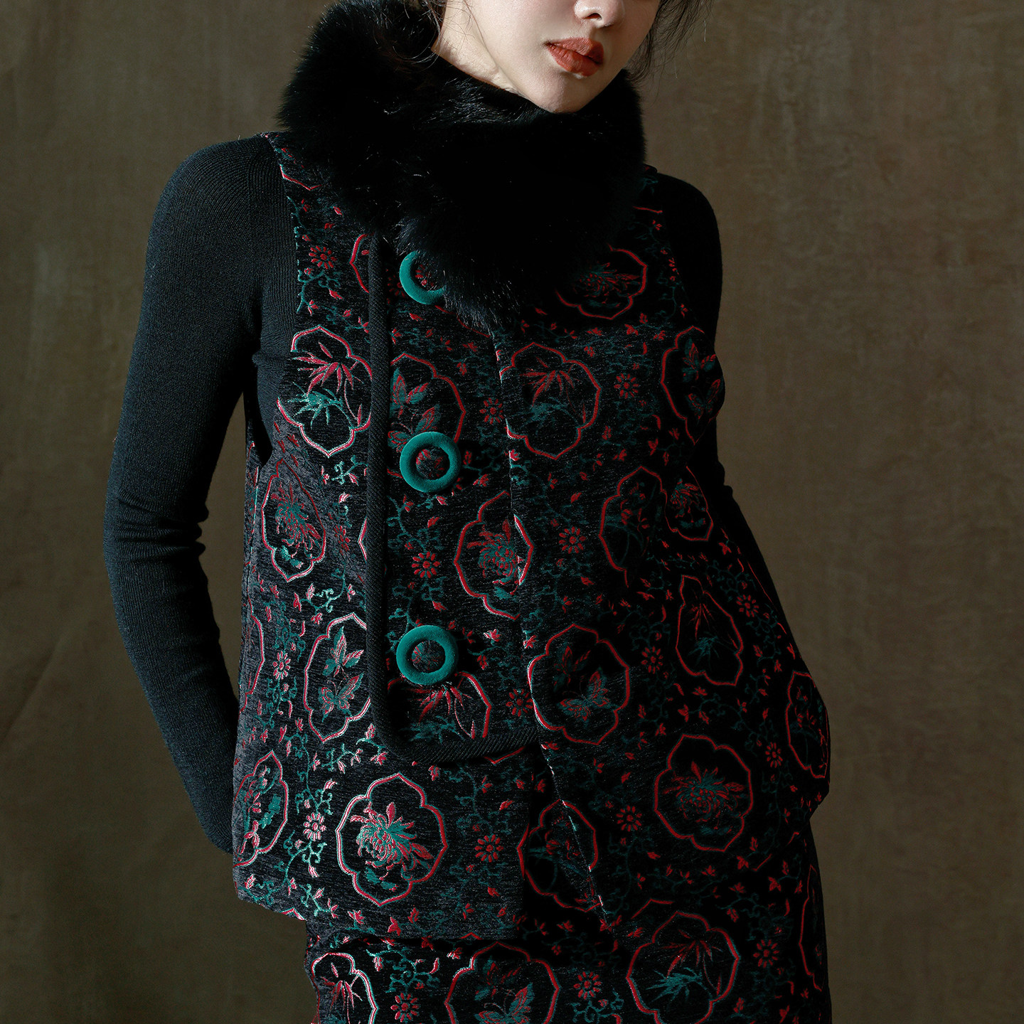 TWANG新年复古团花光感刺绣中式旗袍纽扣马甲狐狸毛包臀半裙套装,淘宝优惠券,粉丝福利购,淘宝优惠卷