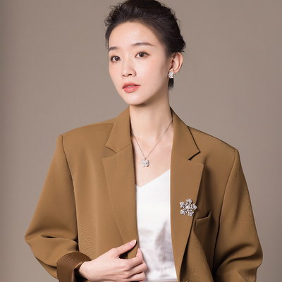 京润9-10mm雪花造型胸针雪晴