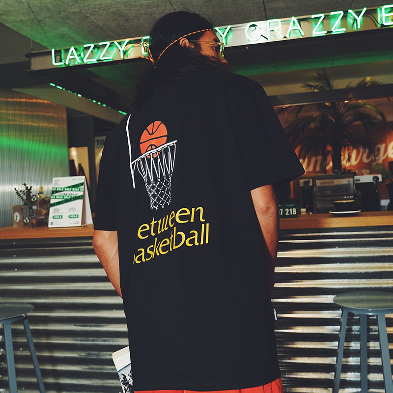 a.t Between Vintage Hoops篮球主题宽松休闲短袖T恤 不支持退换 - 图1