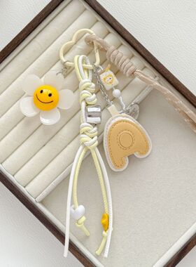 韩系奶黄笑脸花朵钥匙扣卡通字母挂件编织绳书包挂饰小礼品批发